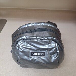 SILVER CROSS BODY LIGHT WEIGHT BAG.